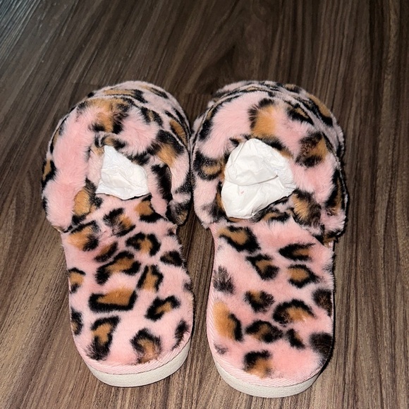 Array Pink Leopard Fuzzy Slippers - Picture 3 of 4